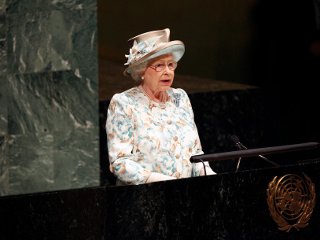 Королева Великобритании Елизавета Вторая прибыла в нью-йоркскую штаб-квартиру Организации Объединенных Наций и впервые более чем за полвека выступила с речью о международном положении