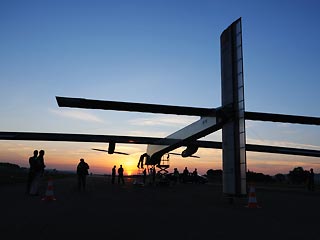 Самолет Solar Impulse, двигатели которого работают исключительно на солнечной энергии, в среду утром начал первый круглосуточный полет