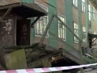 Двухэтажный деревянный дом сошел со свай в центре Архангельска