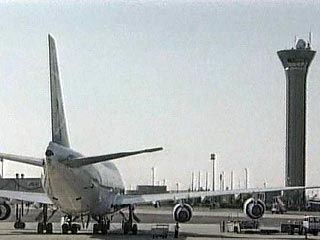 Пассажирский самолет Boeing 737 в среду перед вылетом в Стамбул из парижского аэропорта Орли повредил крыло и был вынужден вернуться для починки