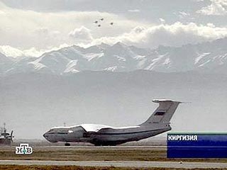 В Россию из Киргизии вернулись подразделения Воздушно-десантных войск, которые с июня по распоряжению президента Медведева находились в республике для усиления охраны российской авиабазы Кант