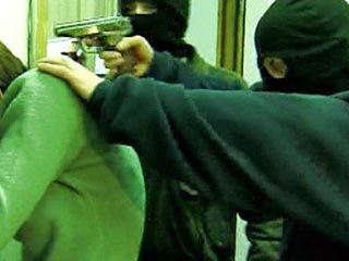 Разбойное нападение совершили трое злоумышленников в масках, ворвавшиеся в увеселительное заведение на Новом Арбате с оружием
