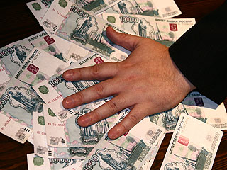 Средний размер взятки в России вырос почти в три раза и достиг 27 тысяч рублей