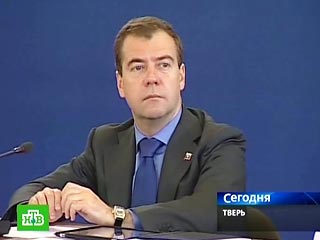 Медведев велел снабдить Россию электронными дневниками и придумал, как разобраться с лжеучеными политиками