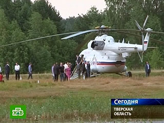 Медведев прилетел туда на вертолете, его прибытие транслировалось на мониторах, развешенных по всему лагерю