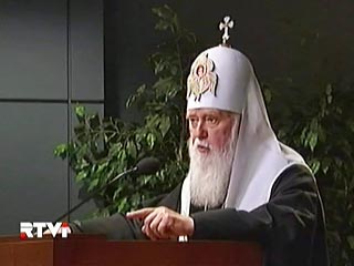 Патриарх Киевский Филарет подарил президенту Януковичу на 60-летие Библию на украинском языке
