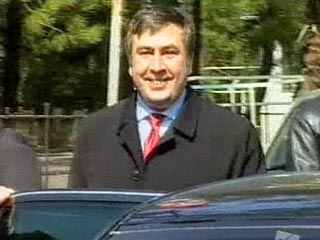 Президент Грузии Михаил Саакашвили неожиданно для украинских властей в пятницу прибыл в Киев, чтобы лично поздравить с 60-летием украинского коллегу Виктора Януковича