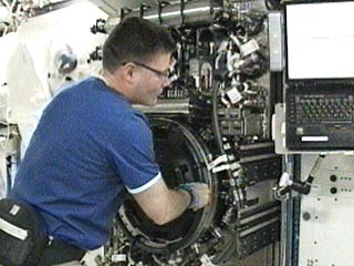 Согласно сообщению на сайте агентства, функционирование туалета, расположенного в модуле Tranqulity, было восстановлено после замены астронавтами Дугласом Уилоком и Шеннон Уолкер неисправного российского насоса-сепаратора