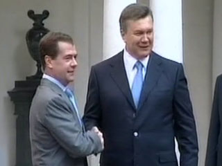 Президент России Дмитрий Медведев поздравил своего украинского коллегу Виктора Януковича, которому 9 июля исполнилось 60 лет, на неформальной встрече глав государств СНГ, проходящей в Ялте вечером в субботу