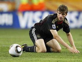 Нападающий сборной Германии Томас Мюллер стал вторым по возрасту футболистом, которому удавалось забить пять мячей на чемпионате мира по футболу