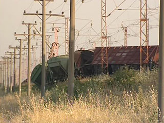 Движение по участку железной дороги в Дагестане, на котором в воскресенье утром на пути движения грузового поезда прогремел взрыв и 16 вагонов сошли с рельсов, частично восстановлено