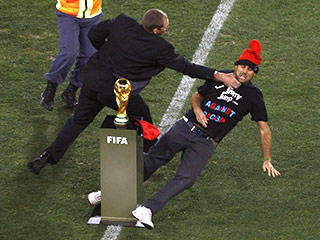 Болельщик, пытавшийся накануне прорваться к золотому Кубку мира перед началом финального матча между Нидерландами и Испанией, предстанет перед специальным трибуналом ЧМ-2010 в ЮАР