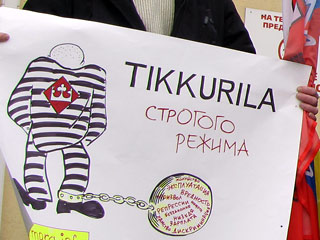 Рабочие с завода красок Tikkurila вышли протестовать против работодателя к финскому консульству