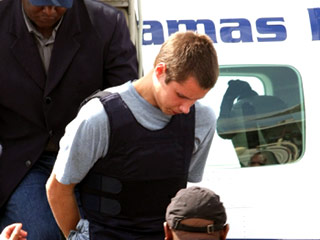 Полиция Багамских островов арестовала 19-летнего американца, прозванного Босоногим бандитом.
