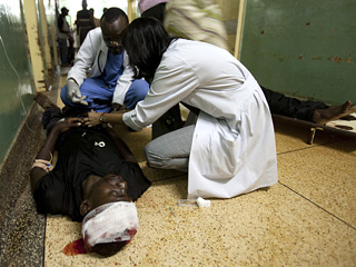 Сомалийская исламистская группировка "Аш-Шабаб" ("Молодежь" с арабского) взяла на себя ответственность за два кровавых теракта в угандийской столице Кампале в ночь на понедельник