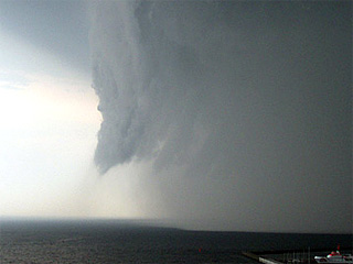 Торнадо пронесся в понедельник после полудня над немецким островом Гельголанд в Северном море, есть пострадавшие, хотя их точное число и характер ранений не приводятся