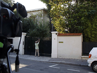 Французская полиция в понедельник провела обыски в доме владелицы косметической империи L'Oreal Лилиан Бетанкур, которую подозревают в незаконном финансировании избирательной кампании Николя Саркози