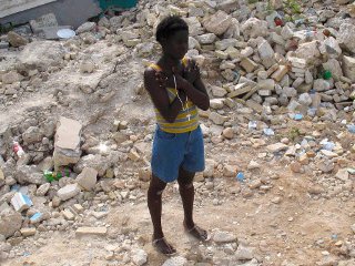 Спустя ровно полгода после разрушительного землетрясения, произошедшего на Гаити, 1,5 млн человек продолжают жить в импровизированных лагерях, 1,3 млн человек зависят от гуманитарной продовольственной помощи