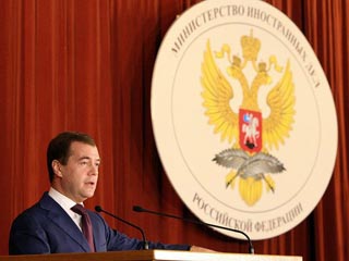 Президент РФ Дмитрий Медведев решил коренным образом изменить внешнеполитический курс страны, предположили российские СМИ, проанализировав распоряжения, отданные им накануне на встрече  с дипломатами