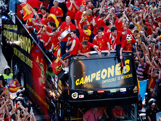 Испанских футболистов встретили на родине как национальных героев