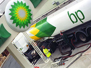 Британская нефтяная компания British Petroleum, продолжающая попытки остановить разлив нефти в Мексиканском заливе, существенно сократит налоговые отчисления в бюджеты США и Великобритании