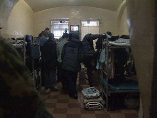 Почти половина осужденных, находящихся в исправительных заведениях России, больны: из 340 тысяч 67 тысяч имеют психические расстройства, 55 тысяч - ВИЧ-инфицированы, 40 тысяч - страдают от туберкулеза, 15 тысяч - больны сифилисом