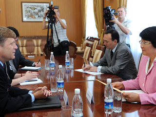 В Бишкеке состоялась встреча главного советника Обамы по РФ и Евразии Майкла Макфола с главой временного киргизского правительства Розой Отунбаевой