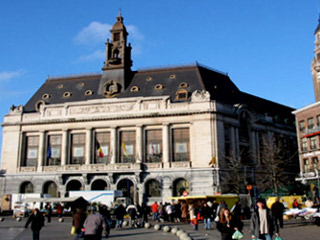 В школах бельгийского города Шарлеруа ученикам запретили носить кресты и мусульманские платки