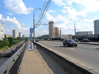 Власти Москвы решили провести капитальный ремонт Нагатинского моста, по которому проходит перегон между станциями метро "Автозаводская" и "Коломенская", а также автомобильное движение по проспекту Андропова через Москву-реку