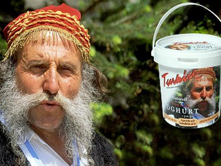Шведская компания по производству молочных продуктов Lindahls выплатила почти 2 млн крон (270 тысяч евро) жителю Греции в качестве компенсации за использование его фотографии на упаковке продукта под названием "Турецкий йогурт"