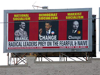 В США активисты движения Tea Party из штата Айова разместили на рекламных щитах плакаты, на которых поместили нынешнего президента Соединенных Штатов Барака Обаму плечом к плечу с Адольфом Гитлером и Владимиром Лениным