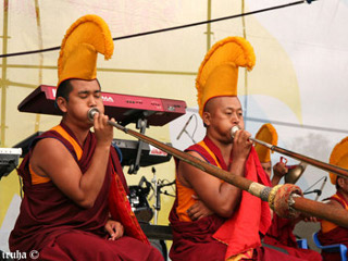Буддисты Калмыкии совершают праздничные молебны и принимают обеты в один из важнейших буддийских праздников - Поворот колеса Учения
