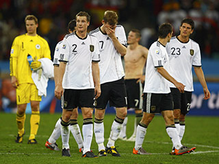 Михаэль Беккер, агент полузащитника сборной Германии по футболу Михаэля Баллака, в интервью немецкому еженедельнику Der Spiegel  назвал причину, по которой, по его мнению, "бундестим" не сумела проявить должный характер в решающих моментах чемпионата мира