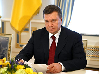 Президент Виктор Янукович подписал одобренный ранее парламентом закон  "О принципах внешней и внутренней политики", который закрепляет внеблоковый статус Украины и отменяет вступление страны в НАТО
