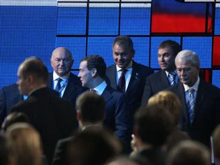 Для победы на президентских выборах в 2012 году Дмитрию Медведеву нужно будет вступить в "Единую Россию" - единственную на сегодняшний день влиятельную политическую структуру