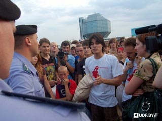 Белорусский оппозиционер оштрафован на 6 долларов за бой на подушках