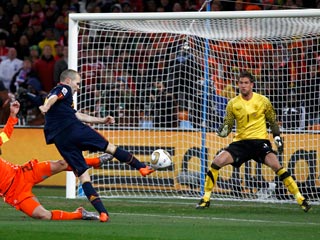 Мяч, который забил Иньеста в ворота Голландии в финале ЧМ-2010, продан за 74 тысячи долларов