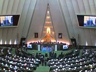 Маджлис (парламент) Ирана в воскресенье большинством голосов одобрил законопроект, обязывающий правительство страны создать независимую и самодостаточную программу развития "мирных ядерных технологий"