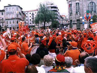 Прихожане храма, также одетые в оранжевую одежду, сопровождали эти молитвы пением популярных среди футбольных болельщиков песен