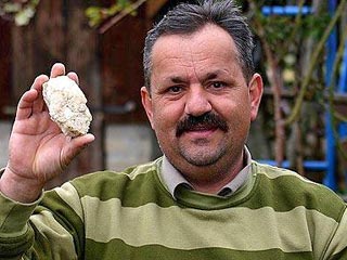 Житель Боснии Радив Лаич считает, что он стал объектом атаки инопланетян: в его дом по странному стечению обстоятельств шесть раз попадали метеориты
