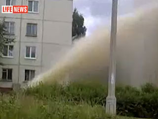 Высотку в Томской области залило фонтаном  из прорванной от жары трубы