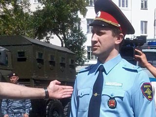 В Екатеринбурге в минувший вторник прошла презентация новой формы для сотрудников милиции. Теперь в комплект одежды стражей порядка входят бейсболки, шляпы, кашне и белые перчатки