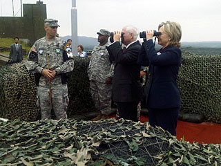 Государственный секретарь США Хиллари Клинтон и министр обороны Роберт Гейтс посетили Демилитаризованную зону, разделяющую КНДР и Южную Корею