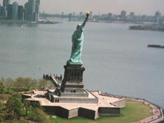 Посетители одной из главных достопримечательностей США, Статуи Свободы в Нью-Йорке, были спешно эвакуированы из-за ложного сигнала сенсорных датчиков дыма