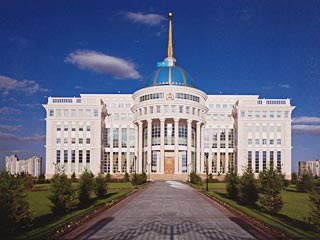 Власти Казахстана отозвали разрешение на сделку 2009 года, по которой "Полюс" получил контроль над KazakhGold, а финансовая полиция страны завела уголовное дело в отношении менеджеров российской компании