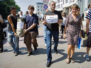 Несколько защитников Химкинского леса были задержаны 22 июля около Белого дома при попытке передать правительству России петицию против вырубки части этого лесного массива под строительство новой автотрассы Москва &#8212; Петербург