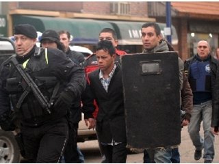 Вооруженный преступник, захвативший около 40 человек при попытке ограбления филиала государственного банка Nacion в пригороде Буэнос-Айреса, сдался полиции