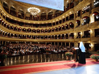 Патриарх Кирилл в ходе своего украинского визита накануне встретился в знаменитом национальном театре оперы и балета Одессы с общественностью города
