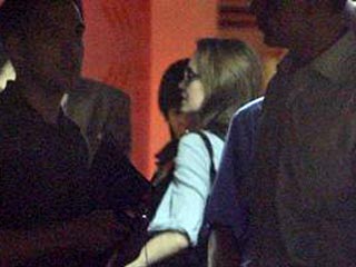 В Москве руководство гостиницы Ritz Carlton, где остановилась прибывшая на премьеру фильма "Солт" голливудская актриса Анджелина Джоли, уволило одного из своих сотрудников за попытку сфотографировать знаменитость