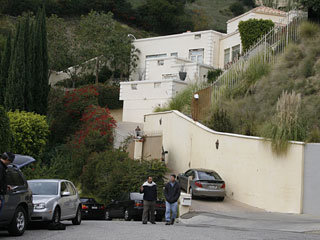 Департамент здравоохранения Лос-Анджелеса полагает, что причиной смерти актрисы Бриттани Мерфи  и ее мужа, сценариста Саймона Монжака, является грибок, которым заражен их дом в престижном районе "Голливудские холмы", ранее принадлежавший Бритни Спирс
